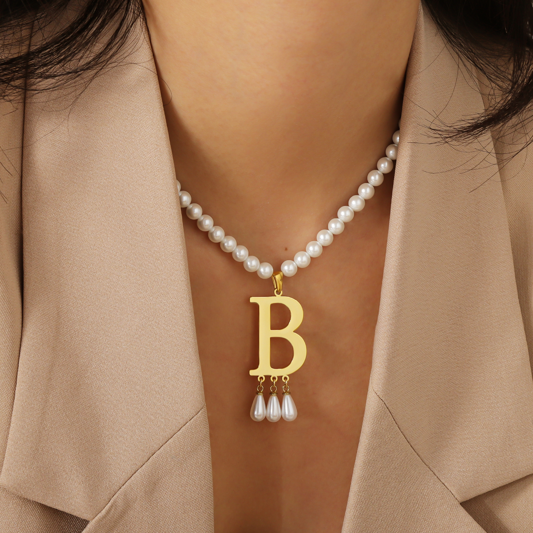 Customized Initial Pendant Lux - مراجعة Pearl Trim Chain وسعره