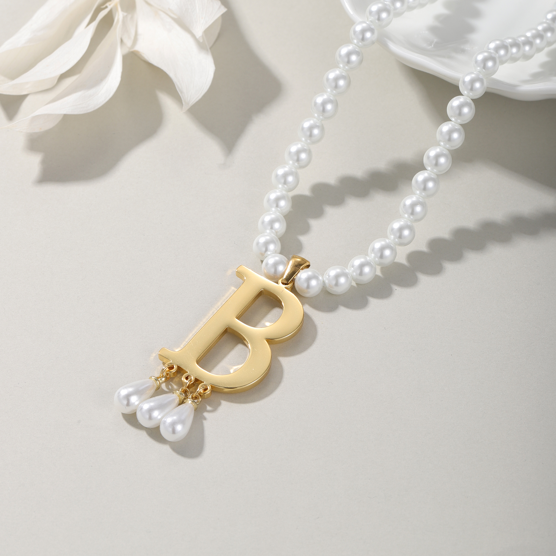 Customized Initial Pendant Lux - مراجعة Pearl Trim Chain وسعره