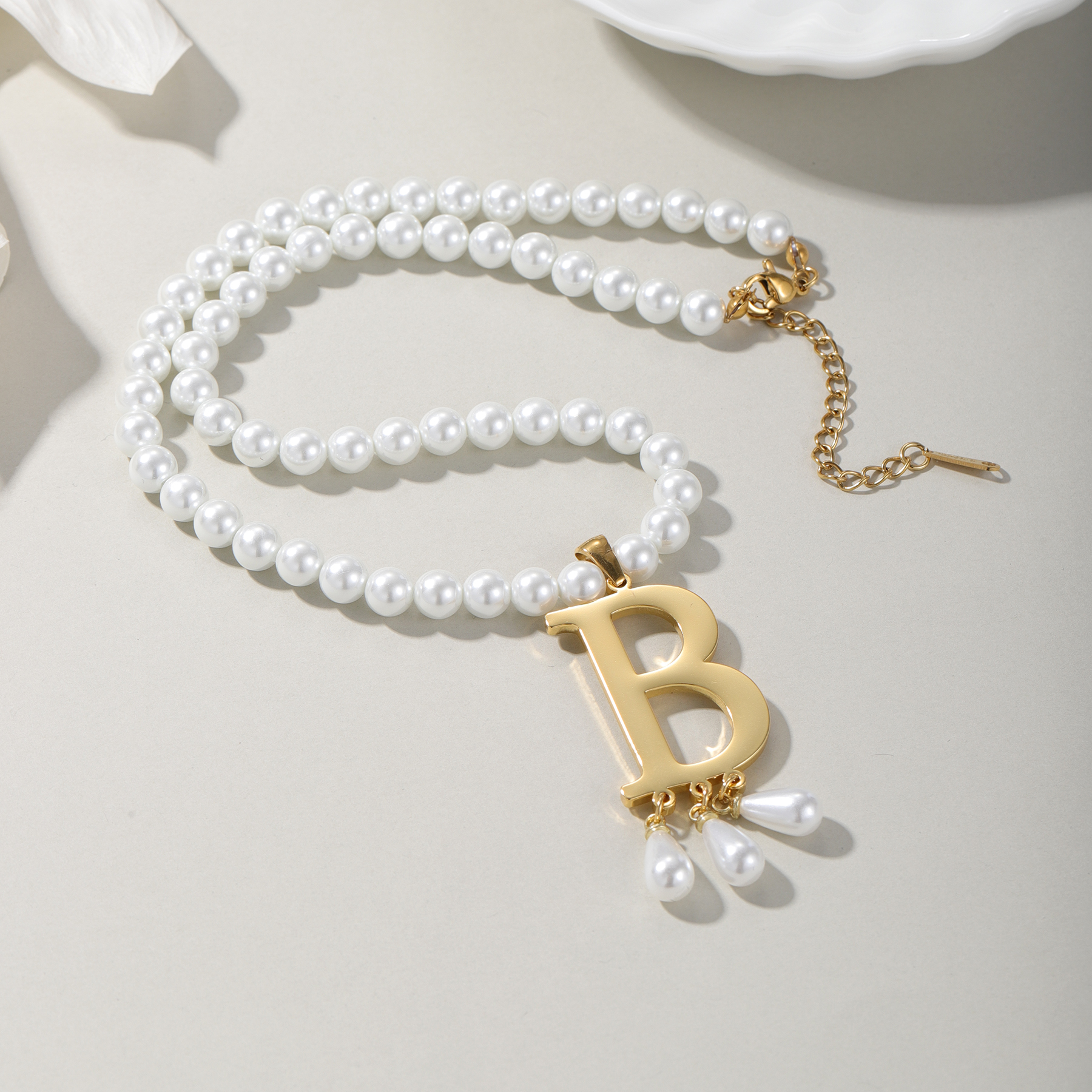 Customized Initial Pendant Lux - مراجعة Pearl Trim Chain وسعره